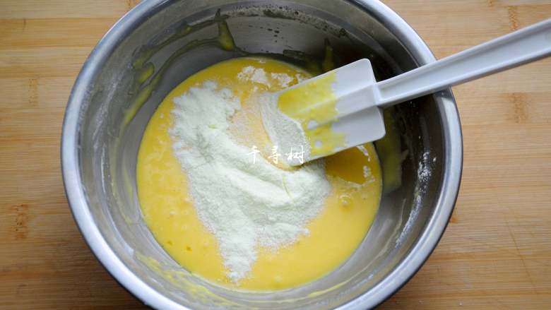 香浓蛋奶黄金豆,倒入奶粉，大人吃的话用普通奶粉，如果是宝宝吃的话就用婴儿奶粉。