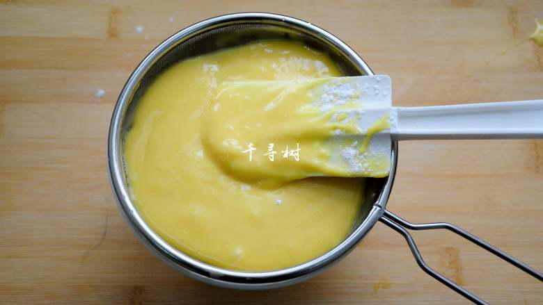 香浓蛋奶黄金豆,这次向蛋糊中加粉类的时候，没有用筛网过筛，所以面糊中有小颗粒翻拌不匀，于是又用细筛过了一下。