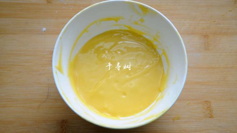 香浓蛋奶黄金豆,最终是要得到这样子的光滑细腻，稍微具有流动性偏稠的面糊，这样子能用裱花嘴挤出，又不至于挤出来就摊平了。