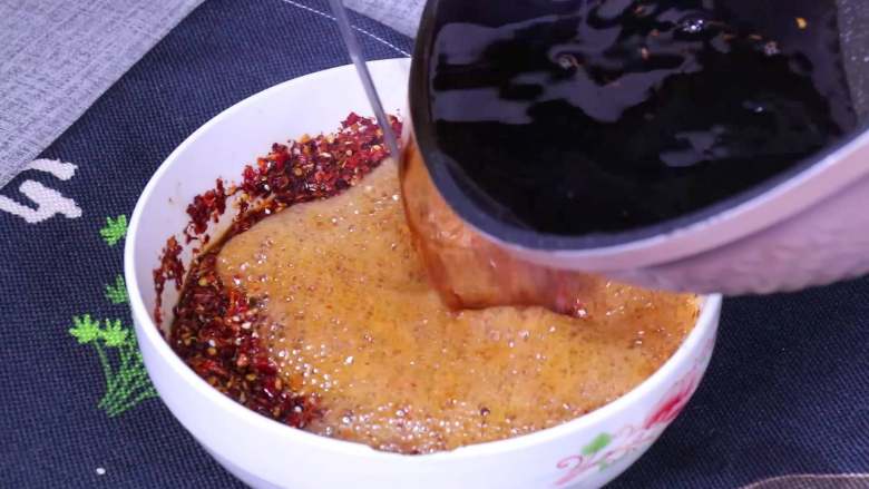 最正宗的辣椒油制作方法,第一次淋油搅拌均匀后，把剩下的油全部倒入到辣椒中