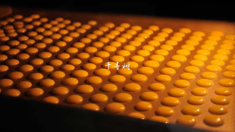香浓蛋奶黄金豆,将烤盘送入预热好的烤箱，调成150度开始烘焙，定时15分钟。