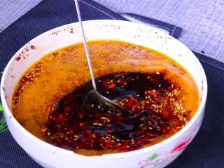 最正宗的辣椒油制作方法,搅拌均匀即可