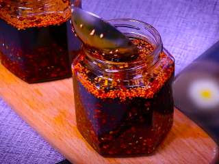 最正宗的辣椒油制作方法,辣椒油冷却后即可装瓶密封保存。