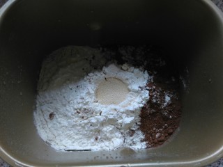 网红脏脏包,制作可颂面包，除黄油外，其余全放入面包机，揉20分钟