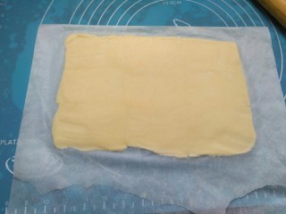 网红脏脏包,擀成薄厚均匀的黄油片