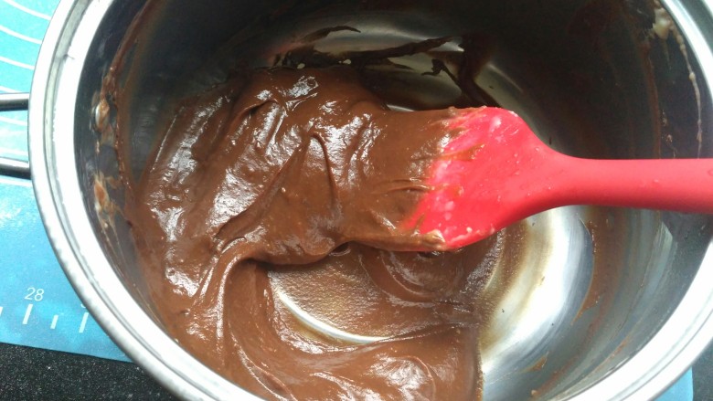 网红脏脏包,利用余温把巧克力融化，搅拌均匀，放凉待用
