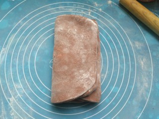 网红脏脏包,再次三折，包上保鲜膜放入冰箱冷冻30分钟。
在重复一次三折，共折三次，冷藏三次。
