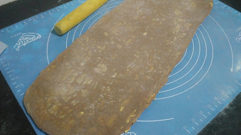 网红脏脏包,冷藏好的面饼擀成长方形，长，宽约50×19公分。我这个面饼冷藏没有弄好，家里冰箱设置的是半个小时运作一次，当时给忘了。
