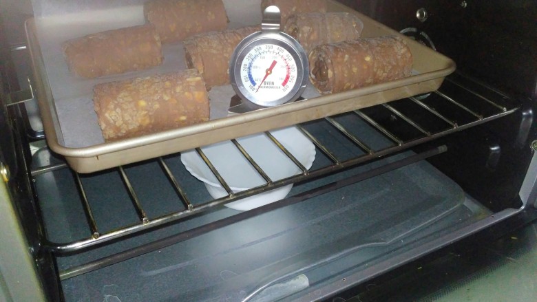 网红脏脏包,把所有的面饼都卷好，放入烤盘入烤箱二次发酵。不用开启发酵功能，烤盘下面放一碗热水就可以，二发温度最好不要超过30度，黄油会化的。