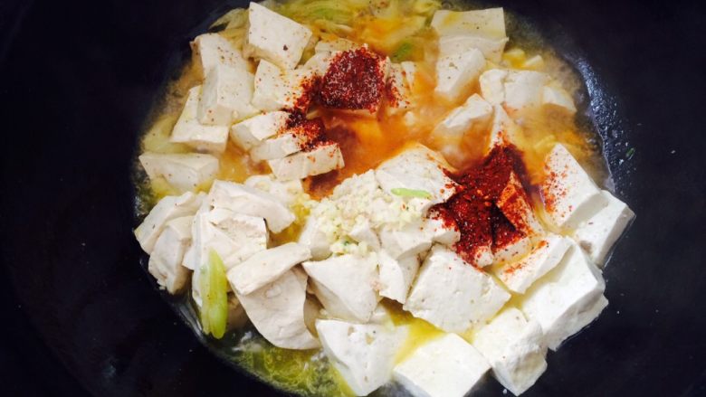 家常菜，香辣豆腐,接着加入适量的盐