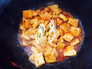 家常菜，香辣豆腐,出锅时加点葱花，提香