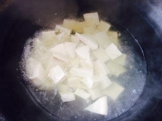 家常菜，香辣豆腐,切块用水焯一下