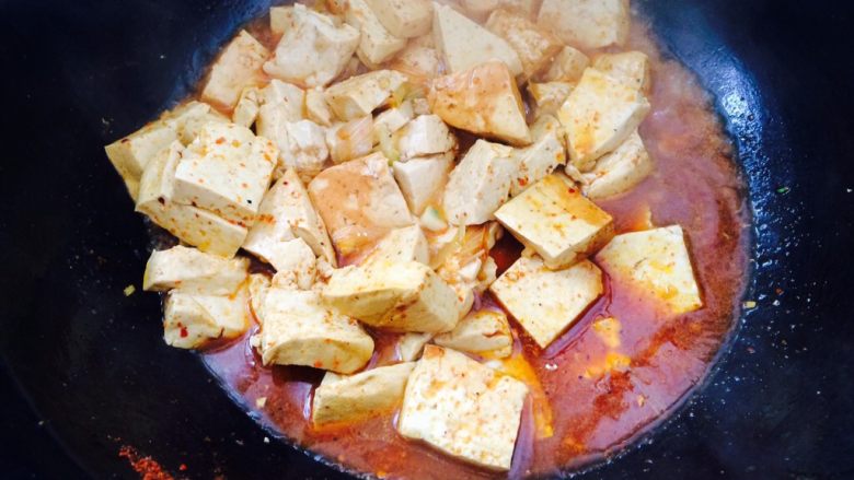 家常菜，香辣豆腐,倒入淀粉收汁
