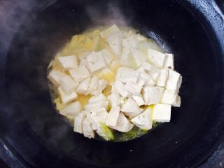 家常菜，香辣豆腐,接着倒入豆腐，稍微加点水，防止糊锅，翻炒