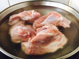 凉拌麻辣拆骨肉,将洗干净的棒骨放在锅里，倒入凉水，水量没过棒骨。 最好使用冷水。因为一般的骨头上总带有一点肉，如果一开始就往锅里倒热水或开水，肉的表面突然受到高温，肉的外层蛋白质就会马上凝固，使得里层的蛋白质不能充分地溶解到汤里，只有一次加足冷水，并慢慢地加温，蛋白质才能够充分溶解到汤里，汤的味道才更鲜美。
大火煮开，煮约5分钟左右，然后撇去浮末。然后捞出棒骨。
