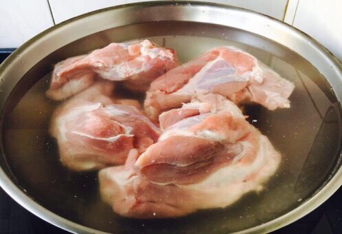 凉拌麻辣拆骨肉,将洗干净的棒骨放在锅里，倒入凉水，水量没过棒骨。 最好使用冷水。因为一般的骨头上总带有一点肉，如果一开始就往锅里倒热水或开水，肉的表面突然受到高温，肉的外层蛋白质就会马上凝固，使得里层的蛋白质不能充分地溶解到汤里，只有一次加足冷水，并慢慢地加温，蛋白质才能够充分溶解到汤里，汤的味道才更鲜美。
大火煮开，煮约5分钟左右，然后撇去浮末。然后捞出棒骨。