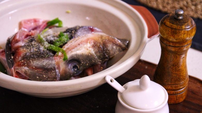 砂锅鱼头,③再加入胡椒粉与盐混合均匀，腌制15分钟待用。