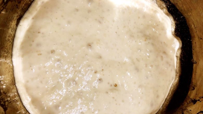 醇香松软奶酪包,室温发酵4小时左右至表面布满泡泡即可使用（如图）也可以提前一天制作，室温约3小时放冰箱密封保存。