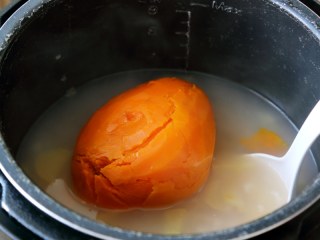 微波炉美食+地瓜糯米糍,首先来做馅料
将地瓜去皮，整个放入稀饭锅里煮熟，或者切小块蒸熟。
