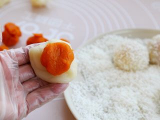 微波炉美食+地瓜糯米糍,取一糯米糍外皮拉拉大，放一馅料在其中。