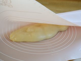 微波炉美食+地瓜糯米糍,7.熟透糯米糍皮放入塑胶垫里，揉搓，或擀压。
