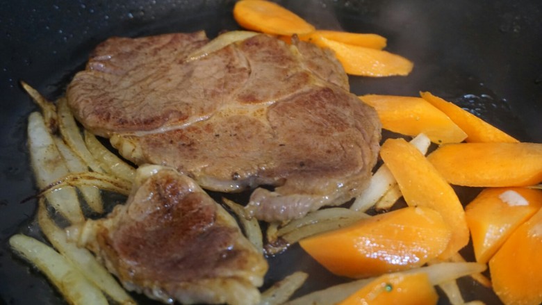 牛排,加入<a style='color:red;display:inline-block;' href='/shicai/ 25'>胡萝卜</a>。
肉两面都煎过，这时候来一个淋油，作法是在煎肉的过程中把平底锅稍微提起来一点，让油跟肉汁集中在一个角落 ，在用汤勺舀起油纸淋回肉表。
做法很简单，但是烹饪出来的成品效果更好，损失的水分比较少，
牛排煎到自己喜欢的程度关火即可出锅。