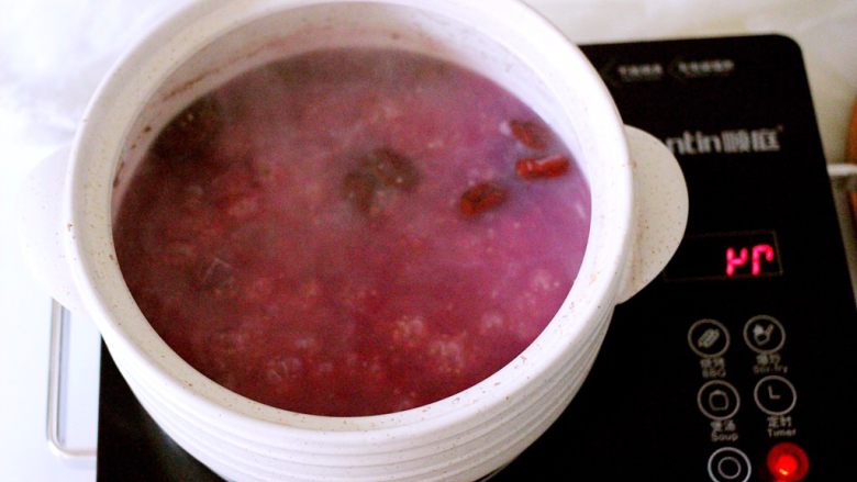 韭菜海虹发面包&紫薯二米粥,营养美味的紫薯粥也煮好了