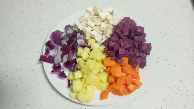 羊肉卷焖饭,杏鲍菇、土豆、紫薯、胡萝卜、<a style='color:red;display:inline-block;' href='/shicai/ 29'>洋葱</a>切粒。