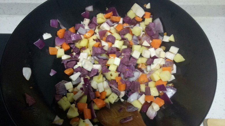 羊肉卷焖饭,倒入胡萝卜、紫薯、杏鲍菇、土豆。