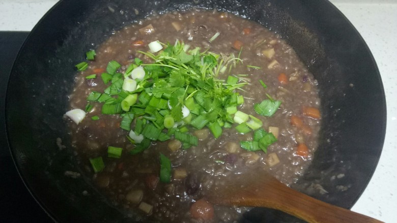 羊肉卷焖饭,关火，加入蒜苗、香菜段。