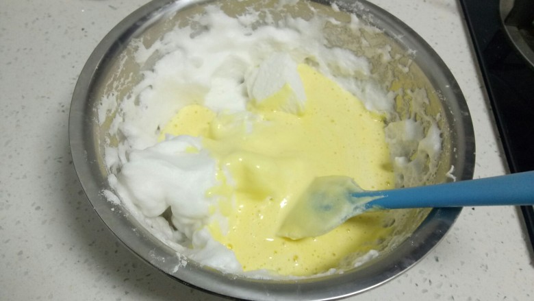 不加糖的蛋糕,然后将搅拌的面糊倒在蛋清盆中用。