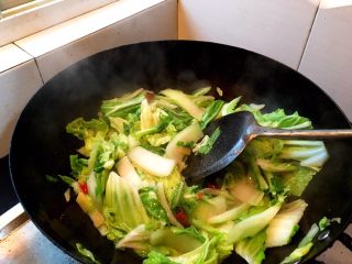 酸辣白菜,继续翻炒，等到水份炒出来，体积变小