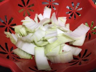 酸辣白菜,把菜梗和叶子切块分开
