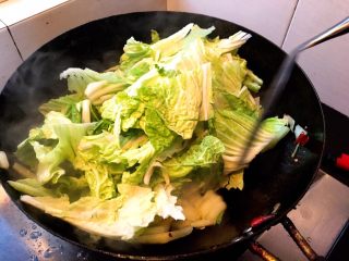 酸辣白菜,炒一到两分钟后菜梗变软倒入菜叶