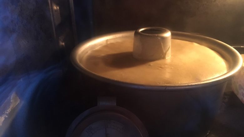 超浓椰香戚风蛋糕,烤箱预热170度，烤约45分钟