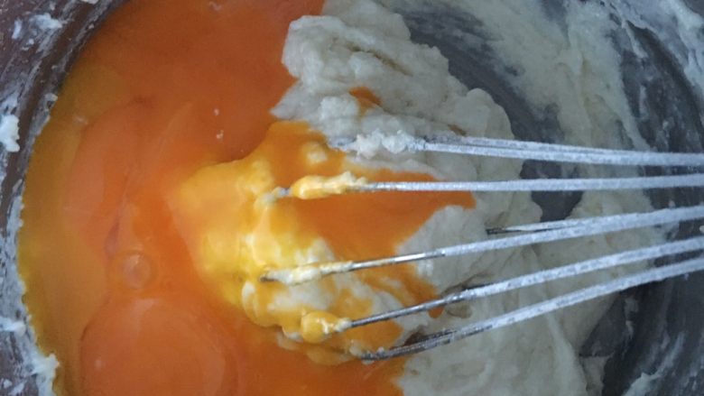 超浓椰香戚风蛋糕,一次性加入蛋黄