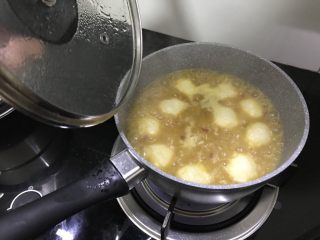 咖喱鱼丸,中小火炖煮一会儿