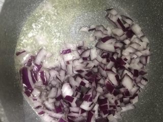 咖喱鱼丸,放入洋葱煸炒，直到洋葱变软变透明