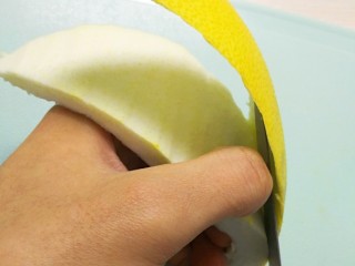 辣椒炒柚子皮,柚子皮用刀去掉，外表黄色的皮尽可能薄一点（黄色皮丢掉）；