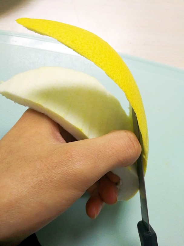 辣椒炒柚子皮,柚子皮用刀去掉，外表黄色的皮尽可能薄一点（黄色皮丢掉）；