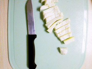 辣椒炒柚子皮,留下白色的瓤，切成小条；