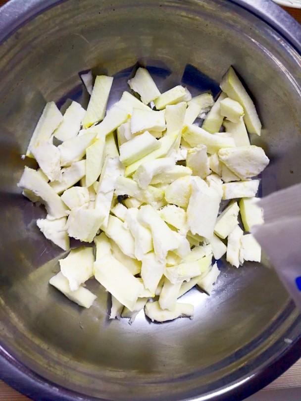 辣椒炒柚子皮,揉捏后的白色小条装盆里，然后撒上少许盐；