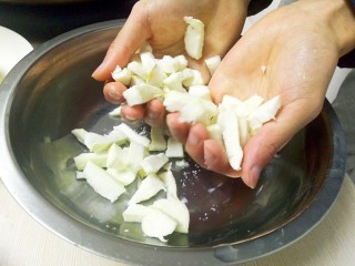 辣椒炒柚子皮,然后双手反复揉搓，去掉柚子皮当中的水分；