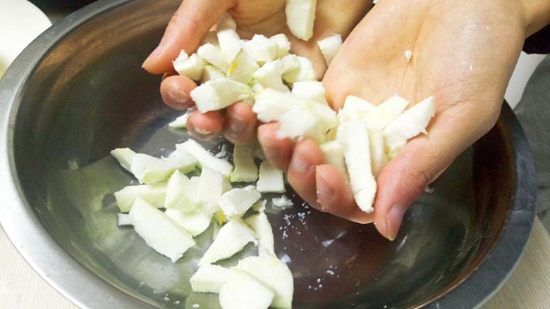 辣椒炒柚子皮,然后双手反复揉搓，去掉柚子皮当中的水分；
