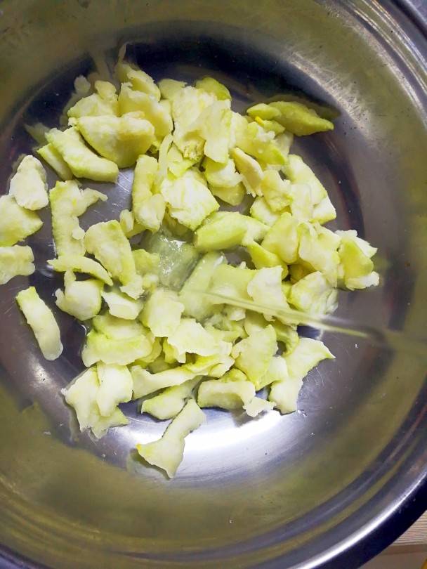 辣椒炒柚子皮,然后盆中揉搓过的白色小条，加入热水；