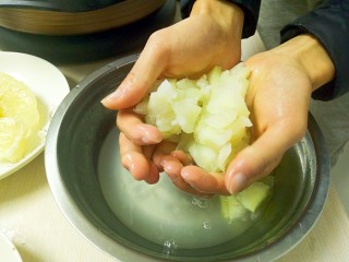 辣椒炒柚子皮,然后用手反复揉搓，去掉柚子皮当中的汁，挤干清水；