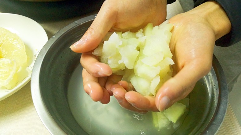 辣椒炒柚子皮,然后用手反复揉搓，去掉柚子皮当中的汁，挤干清水；