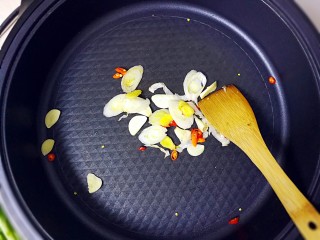 辣椒炒柚子皮,锅中滴少许油，葱姜蒜，朝天椒炒香；