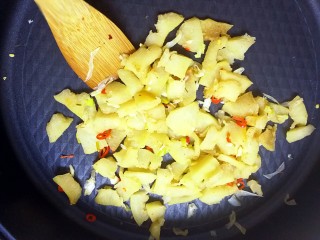 辣椒炒柚子皮,沥干的柚子皮下锅，再加入生抽、豆瓣酱、十三香、花椒粉，反复翻炒；