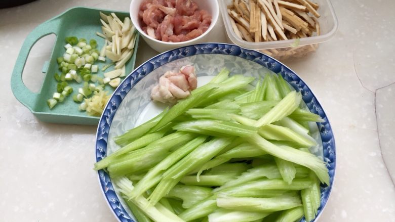 翠&香&丝➕西芹香干炒肉丝,西芹切斜段，备用